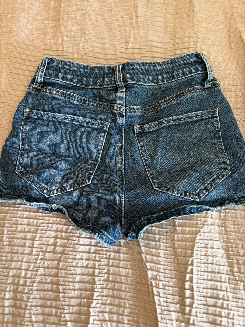 Short shorts - Picture 3 of 3